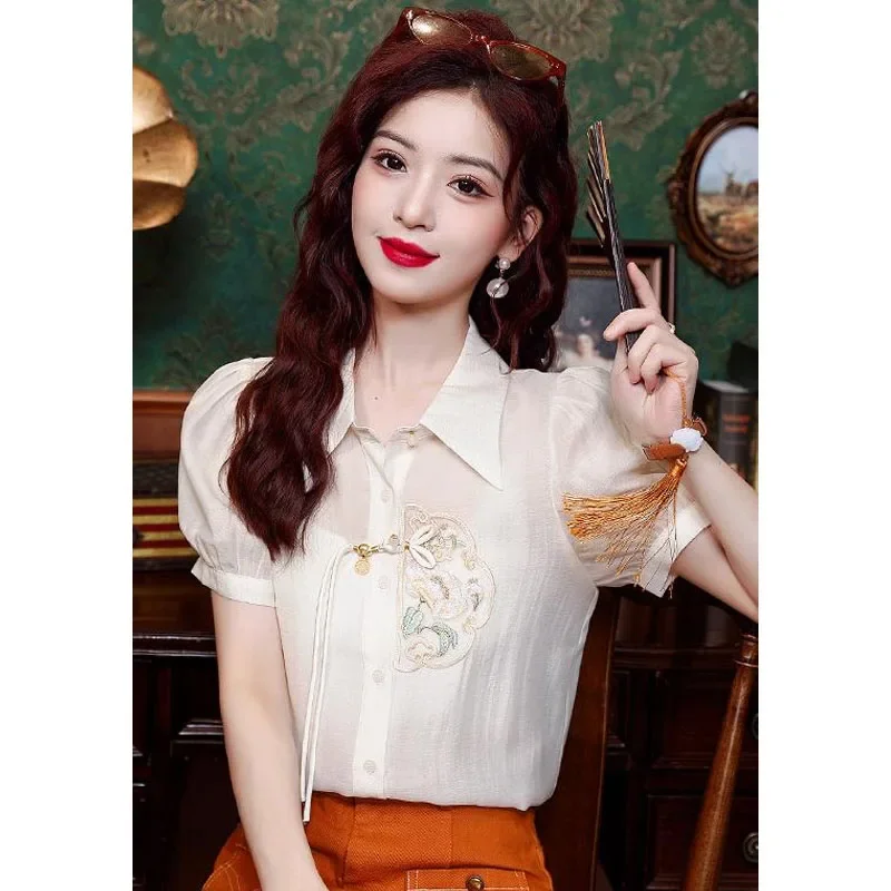 Женская блузка с коротким рукавом и отложным воротником модель 2024 года