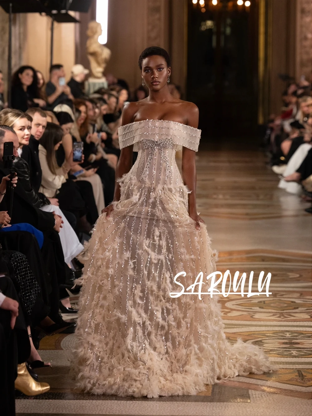 Фото Вечернее платье с открытыми плечами, отделкой из перьев и пайетками, расшитое бисером, А-силуэт, в пол, роскошное, для торжественных мероприятий, свадеб, выпускных вечеров, гала-вечеров, на заказ №1