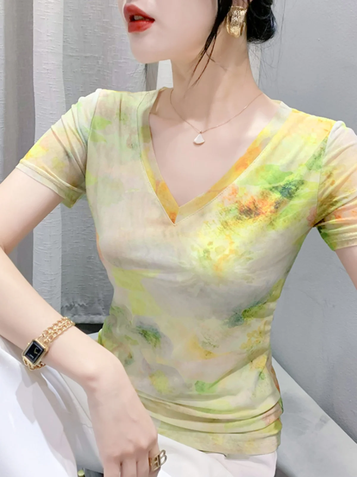 Женская футболка с коротким рукавом V-образным вырезом и принтом