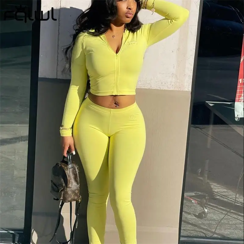 Костюм женский из двух предметов с капюшоном на молнии длинным рукавом