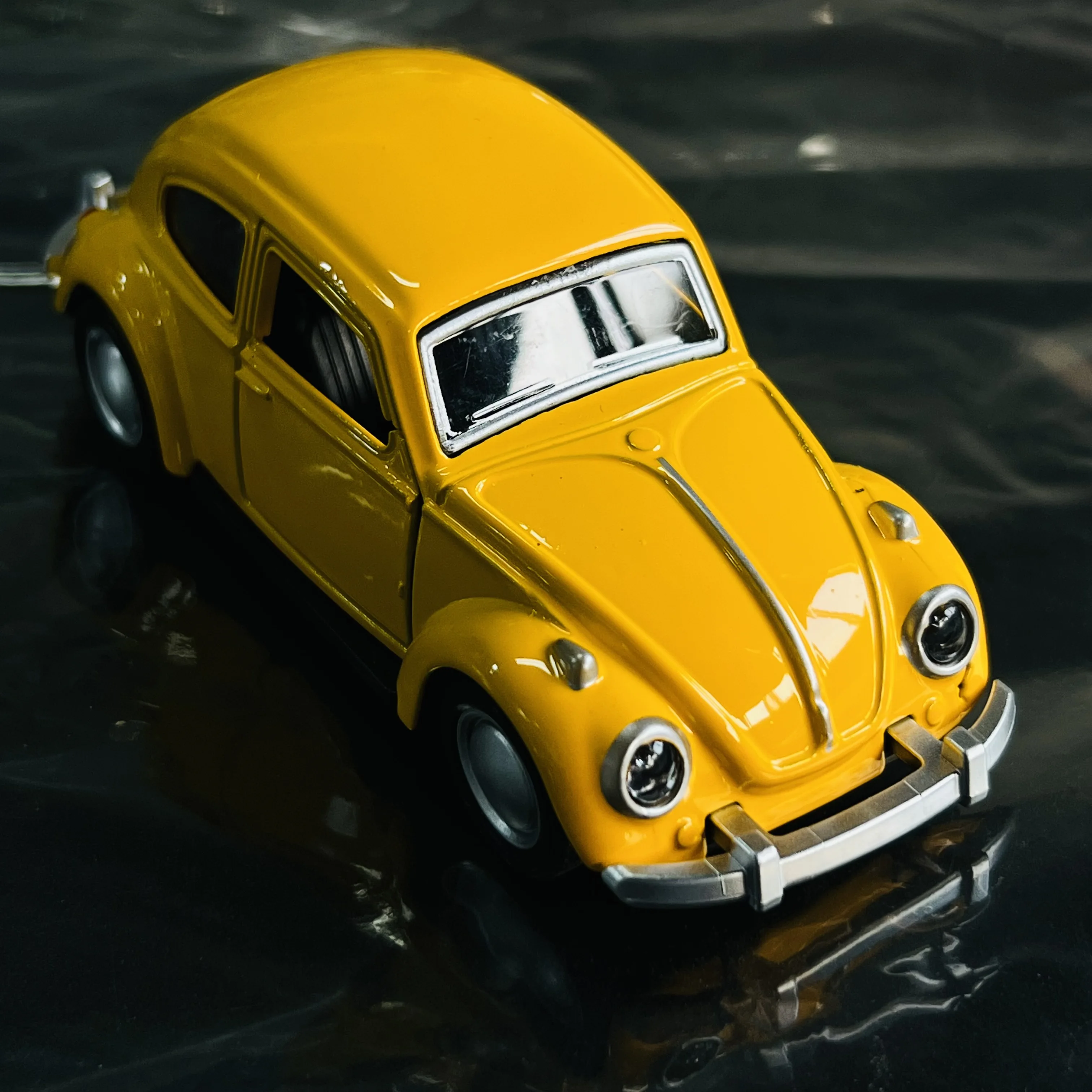 

Модель спортивного автомобиля из металла