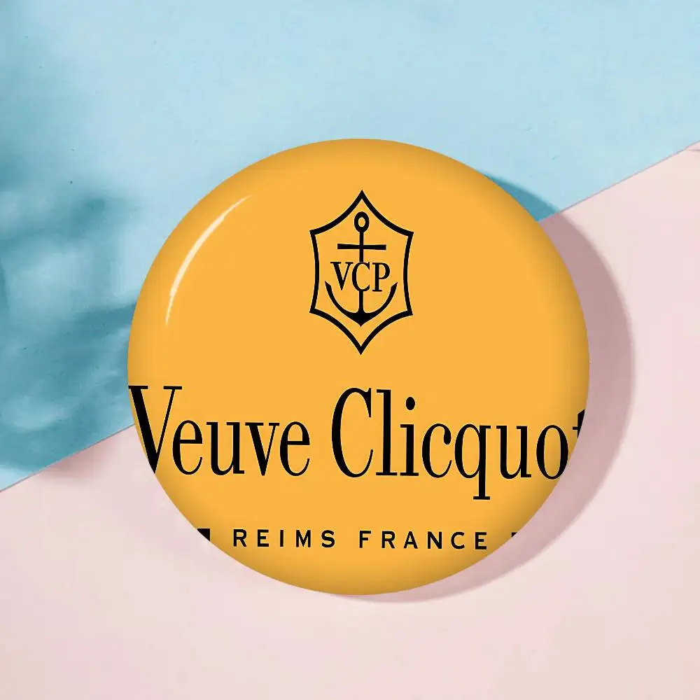 Фото Забавные круглые броши V-Veuve Clicquot ручной работы 32/44/58 мм с защелкой для рюкзаков, одежды, аксессуаров, значков, украшения для шляп №4