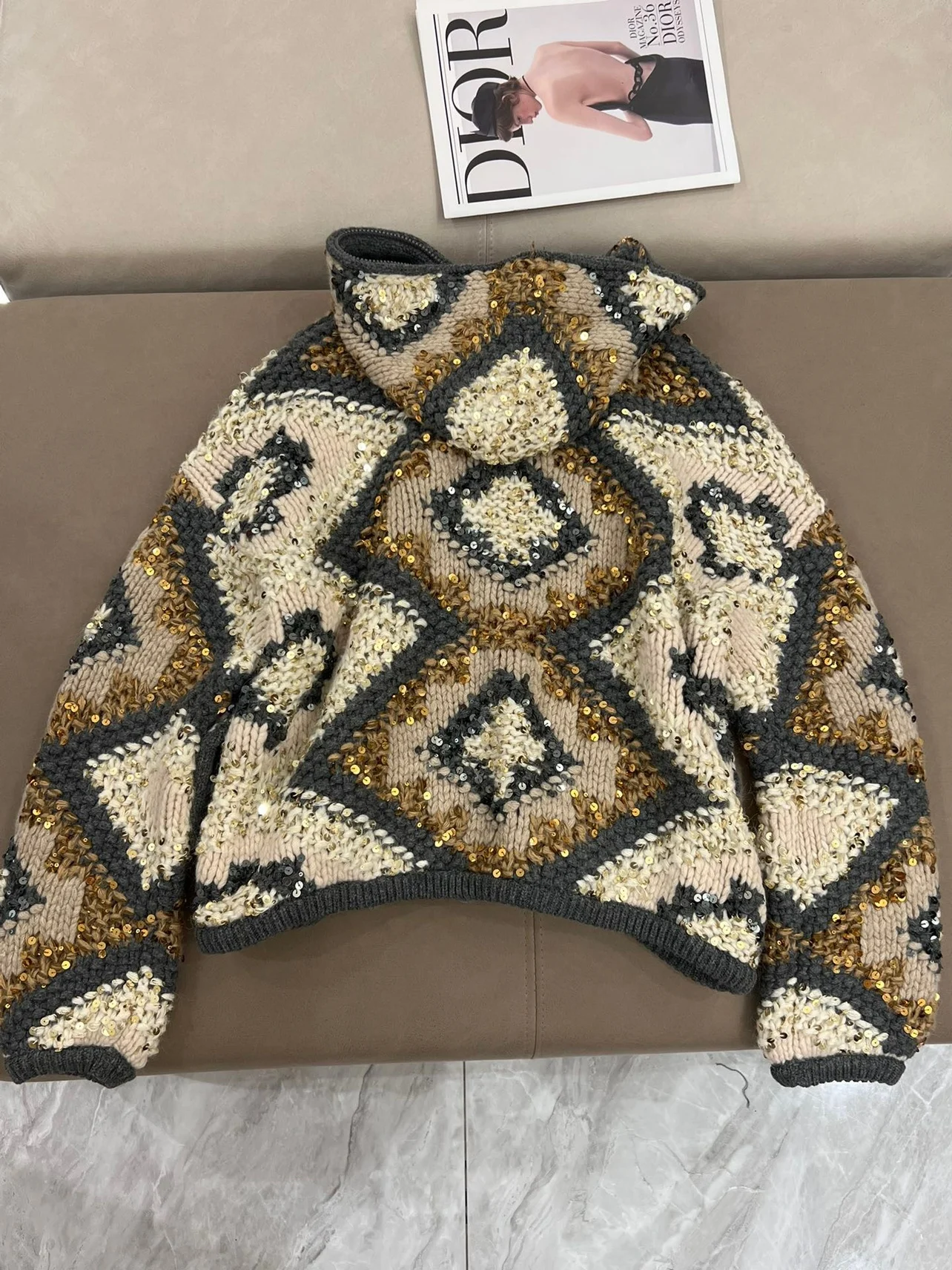 Рисунок 3 - Женский трикотажный свитер с капюшоном