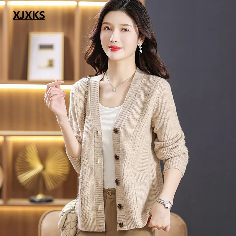 

XJXKS, новинка сезона осень-зима 2023, модный однобортный Кардиган с V-образным вырезом, женский свитер, пальто, джемпер, свободная шерстяная вязаная куртка