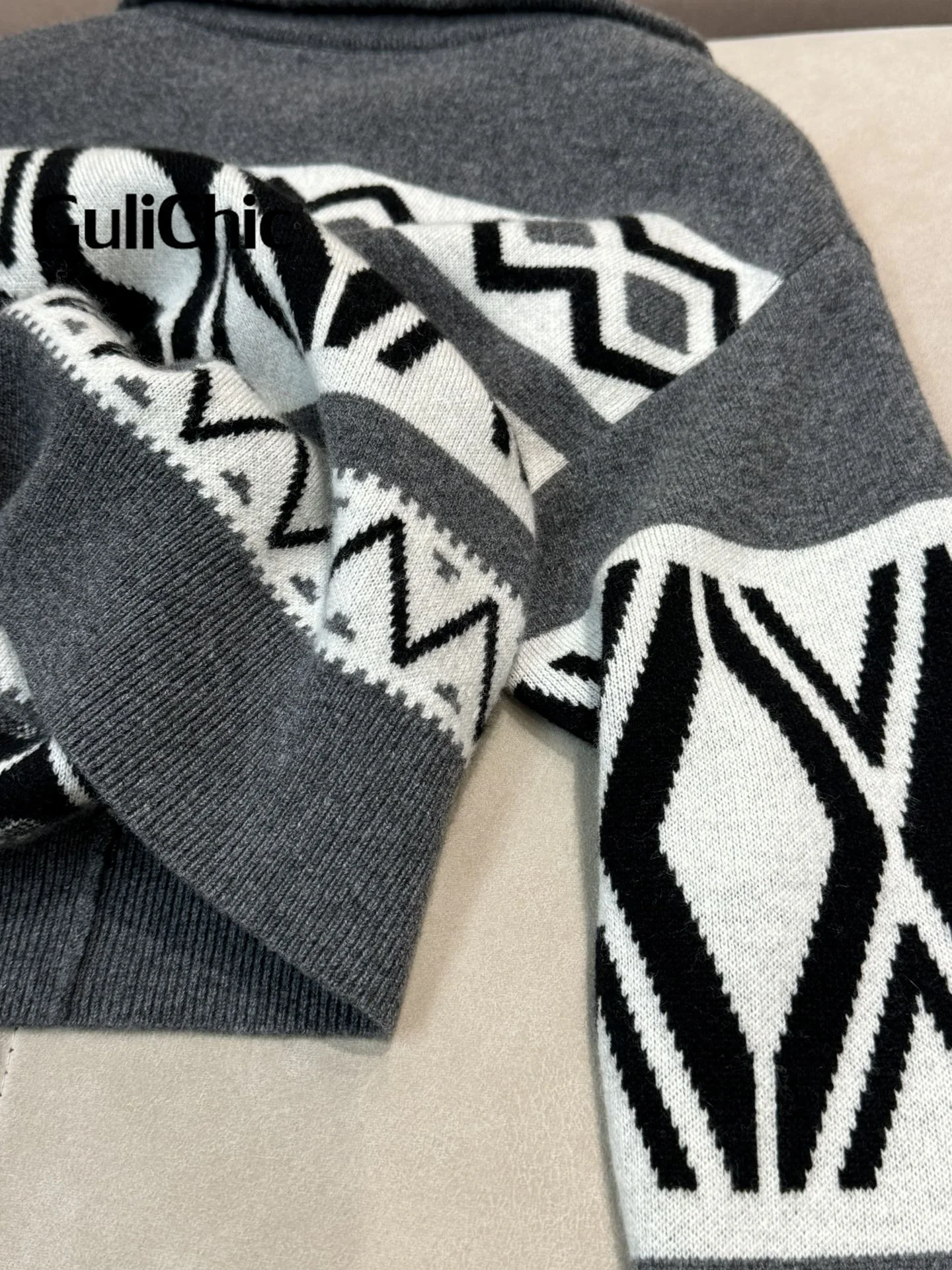 11 16 GuliChic высокое качество 2024 водолазка с геометрическим узором половина молнии