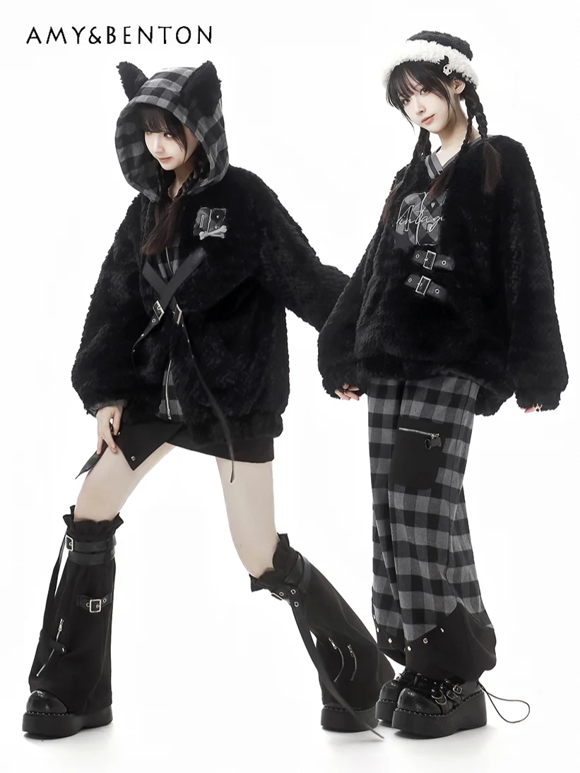 Милая крутая девушка в клетку с капюшоном экологически чистая меховая