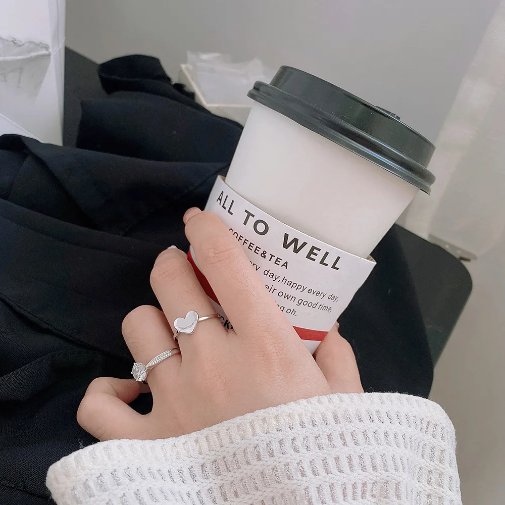 Модное и минималистичное женское кольцо в форме сердца из серебра пробы