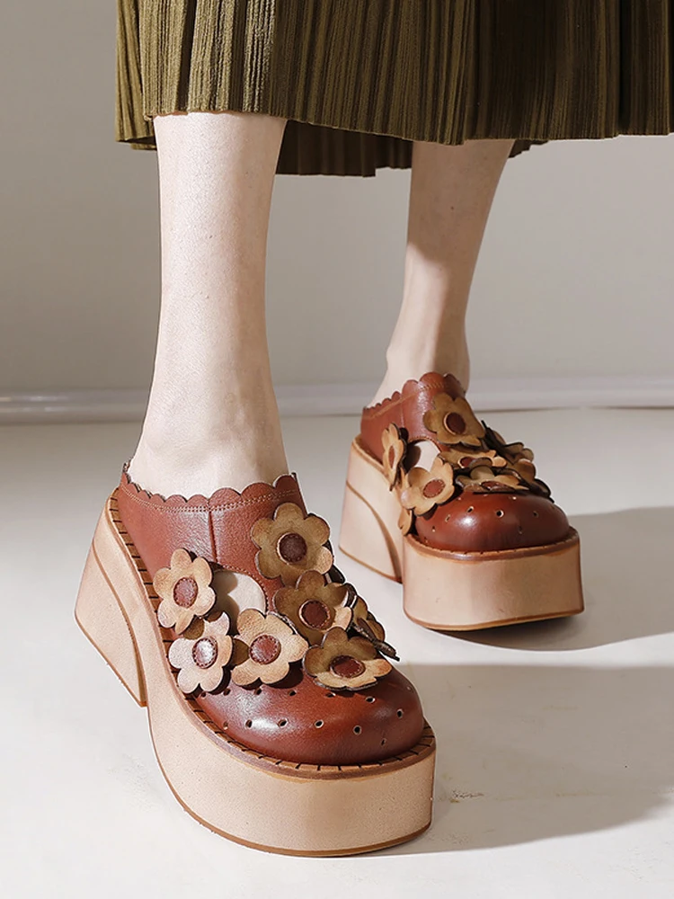 

Тапочки Birkuir женские на танкетке, натуральная кожа, закрытый носок, цветы, толстый каблук 8,5 см