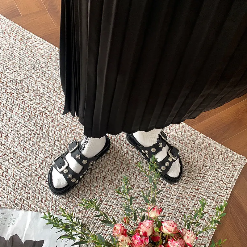 Шлепанцы женские с металлическими заклепками уличные сандалии из искусственной