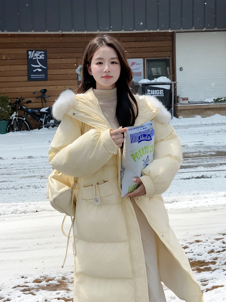 Теплое утягивающее пальто с хлопковой подкладкой и большим меховым воротником