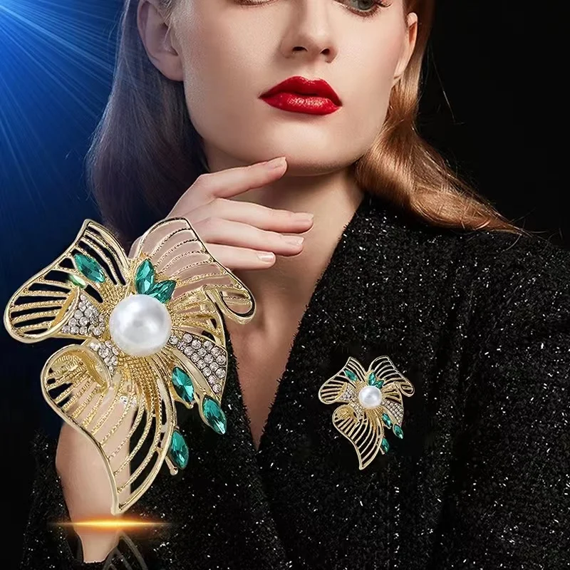 Винтажная брошь с полым листом и жемчугом