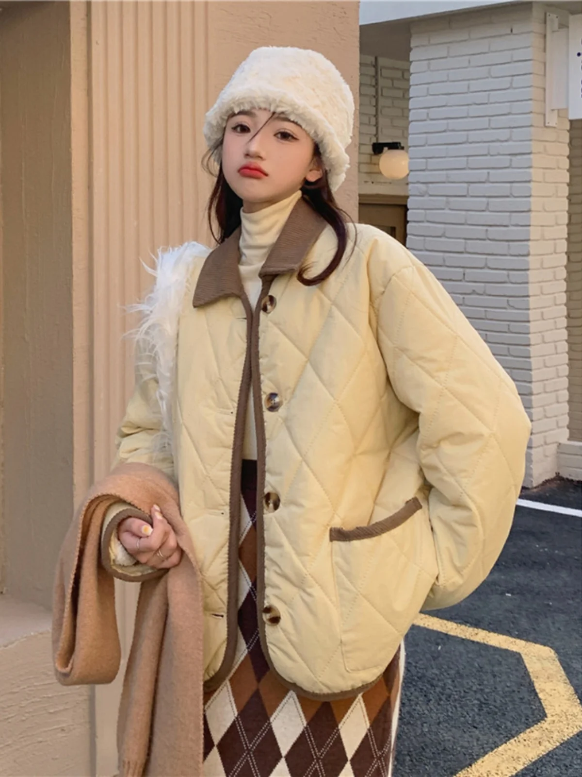 Куртка на хлопковой подкладке с маленькими ромбическими лацканами и длинными