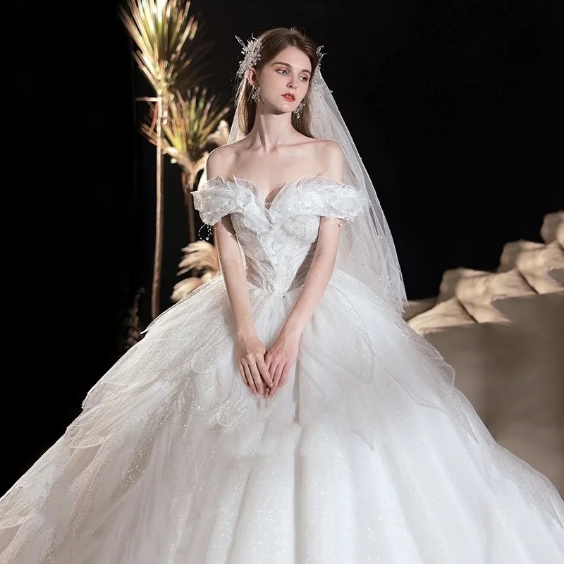 Изысканное бальное платье без бретелек с аппликацией и открытыми плечами