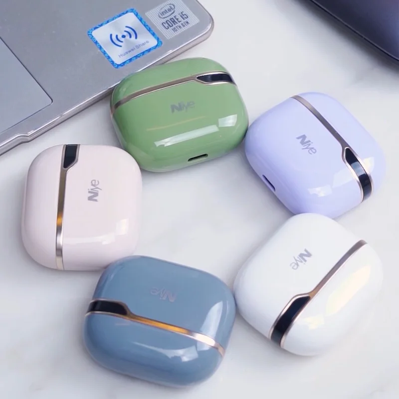 Bluetooth-наушники с микрофоном и зарядным футляром