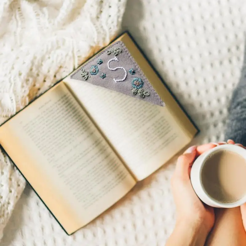 Книжный уголок закладка вышитая угловая буква ручная прошивка фетровый с