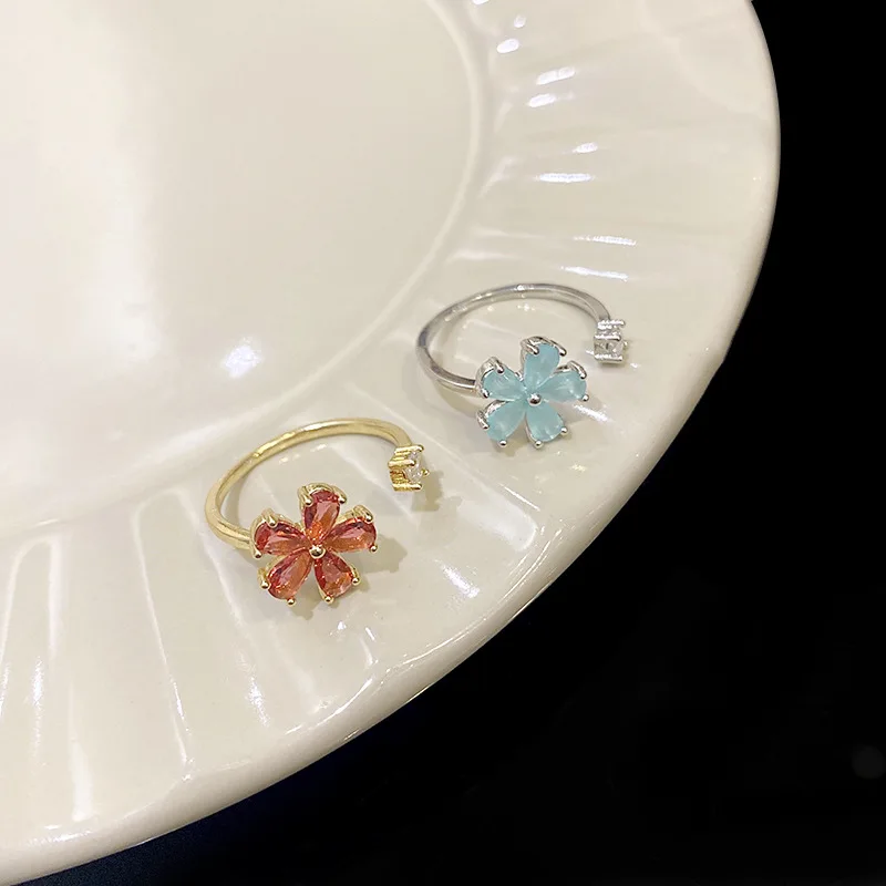 

2023 Elegant Shine Red Flower Ring Engagement Rings for Bride Jewelry Romantic Cherry Blossom Zircon Lady Rings