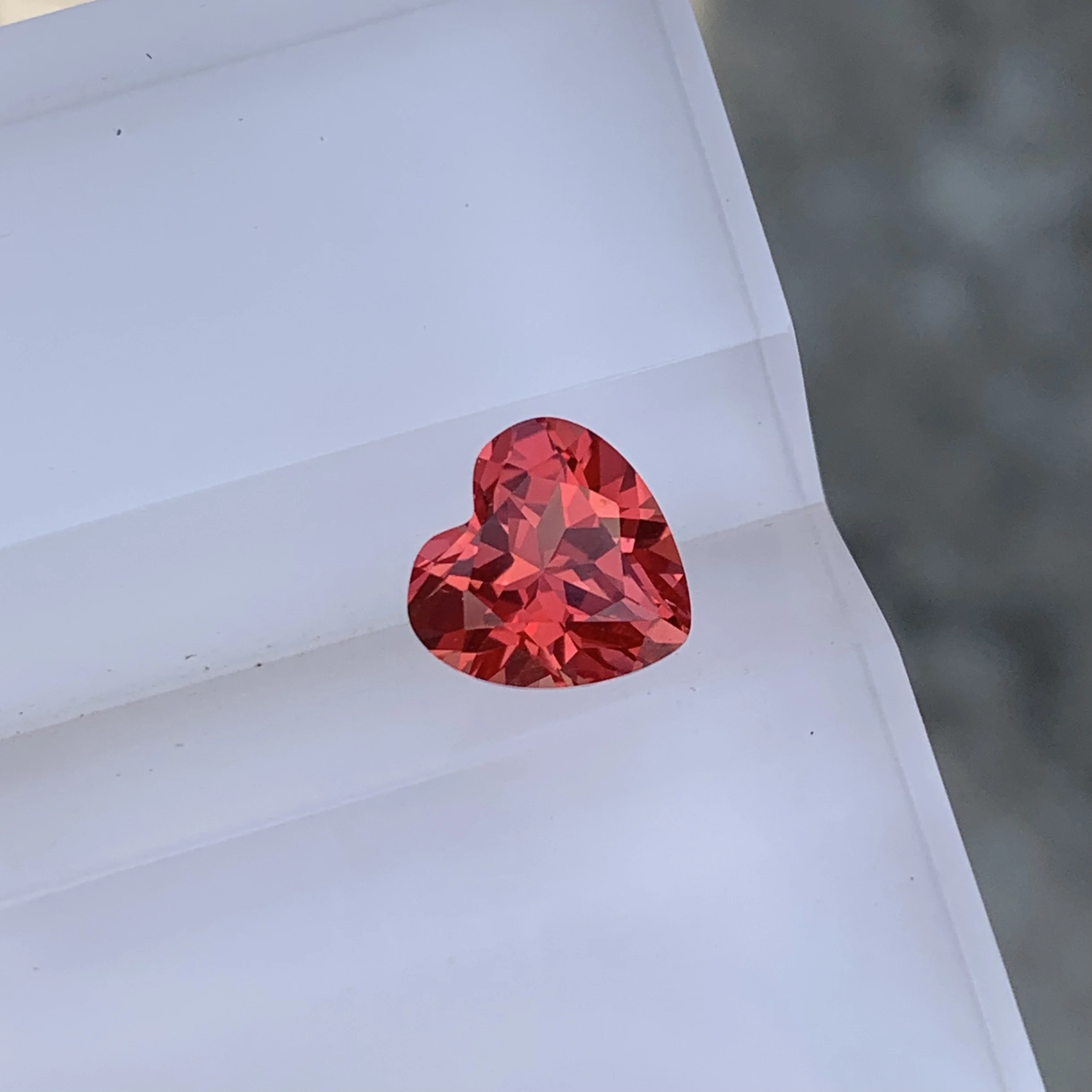 Фото Лабораторно выращенный сапфир Padparadscha цвета Fire Lotus, огранка в форме сердца, качество VVS, свободный камень для изготовления обручальных колец и ювелирных изделий. №4
