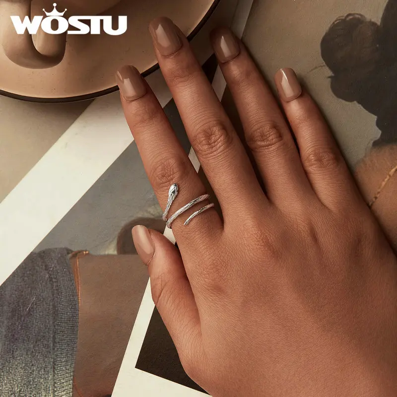 Женское кольцо в виде змеи