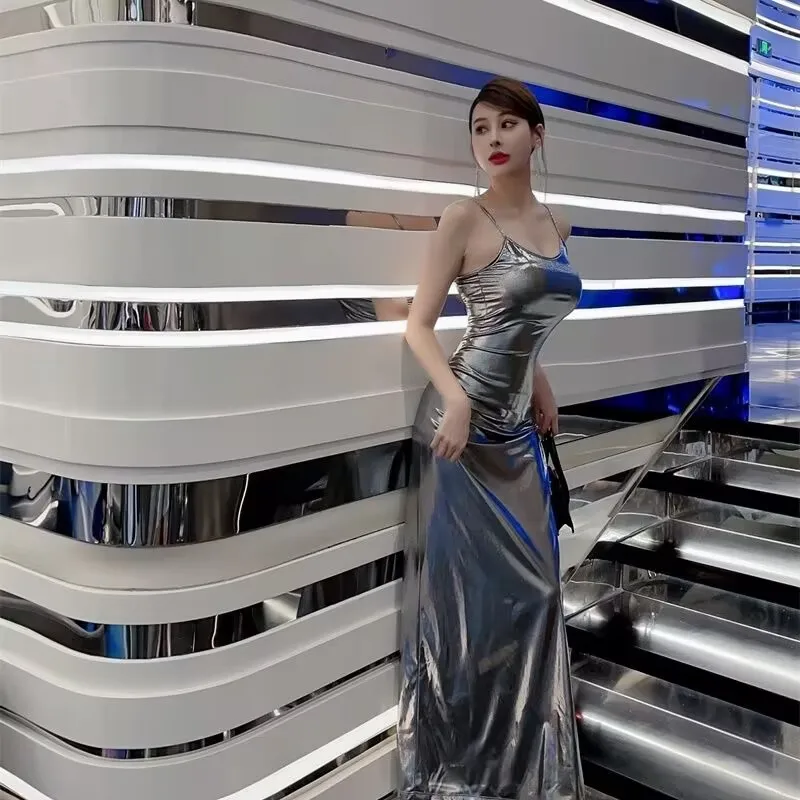 Серебристое эластичное дышащее длинное платье на бретелях летнее облегающее с
