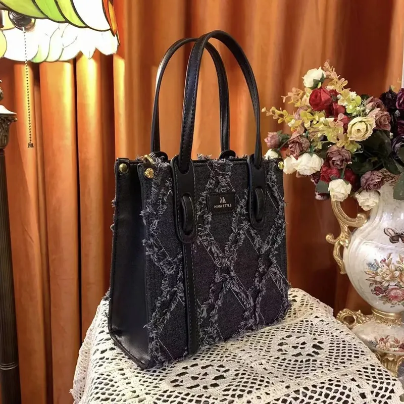 Famous Brand Designer Fashion Women's Large-Capacity Shoulder Tote Bag Letter Embroidery Canvas Portable Trendy Commuter Bag