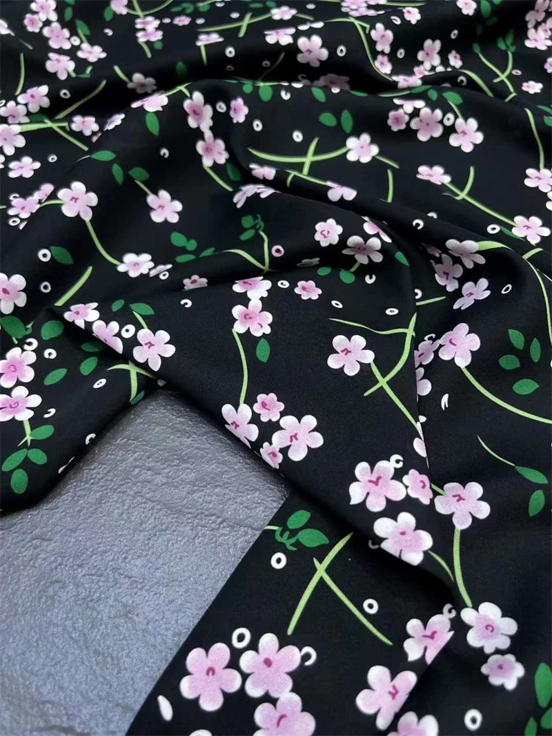 Темпераментная черная нижняя часть с маленьким цветочным принтом двойной Qiao