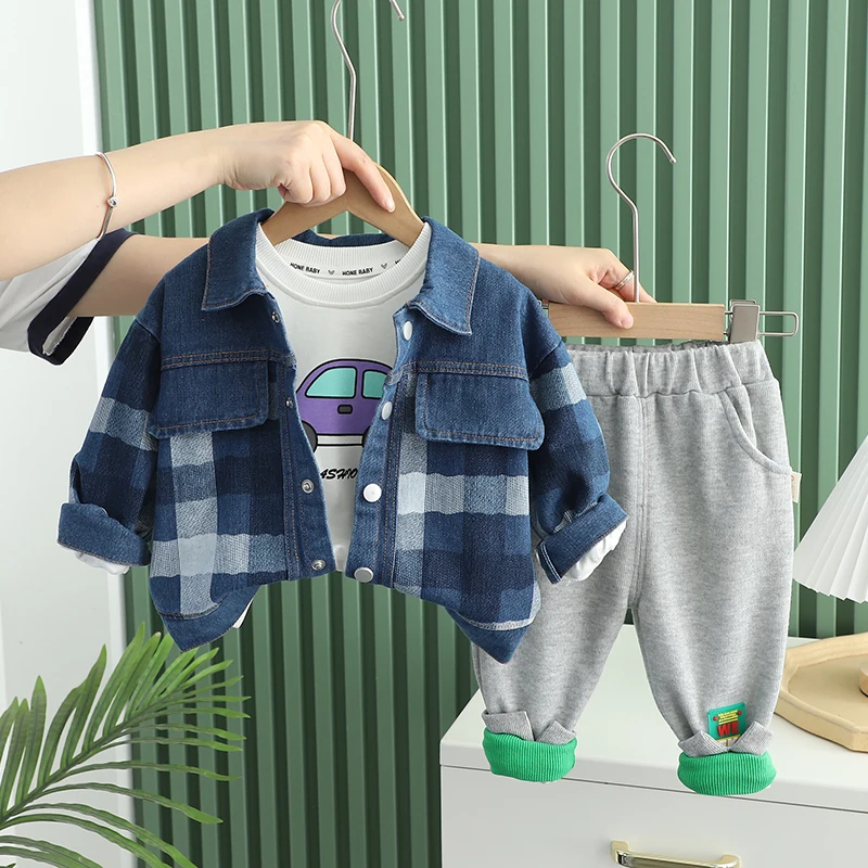 

Джинсовая куртка с градиентом для маленьких мальчиков, модная одежда с мультяшным автомобилем, комплект из трех предметов
