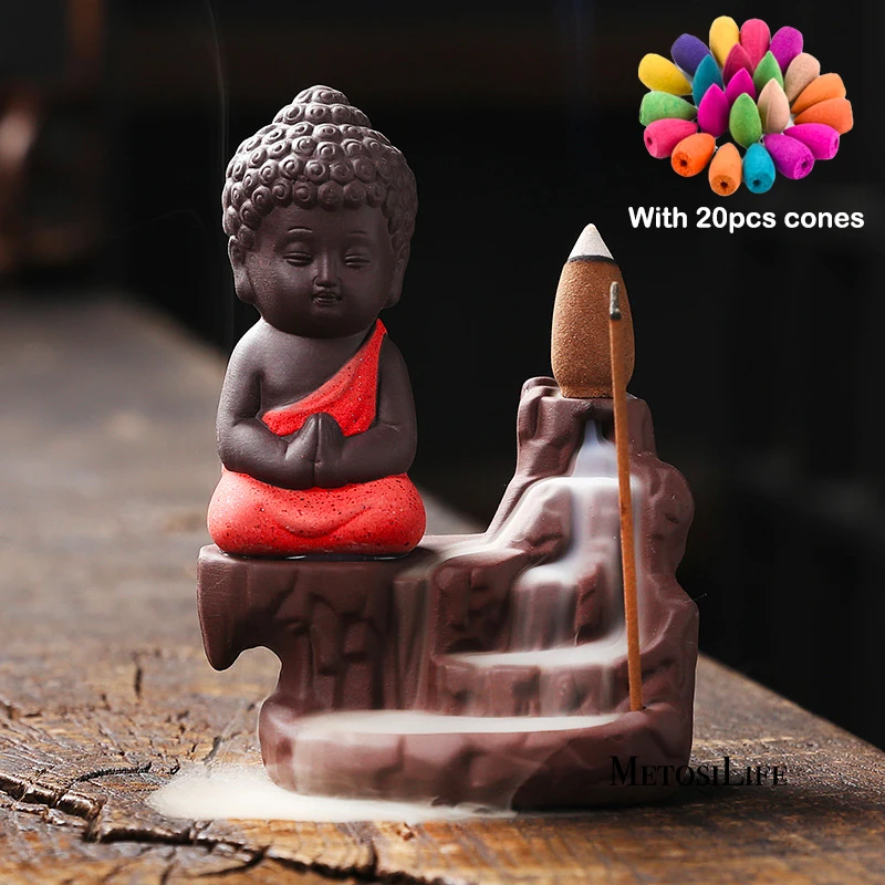 Керамическая курильница с маленьким монахом и задним потоком статуя Будды Maitreya