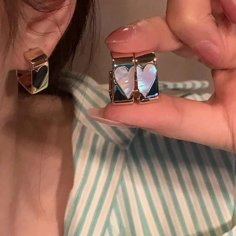 

Женские серьги-гвоздики в форме сердца