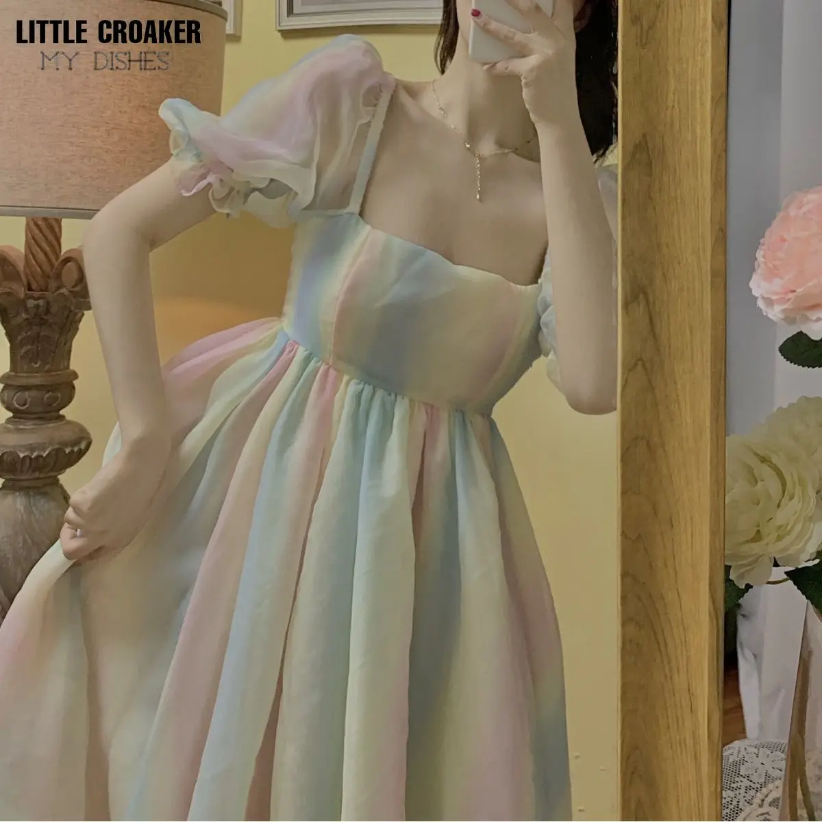 

Женское Радужное платье миди с рукавами-фонариками и открытой спиной