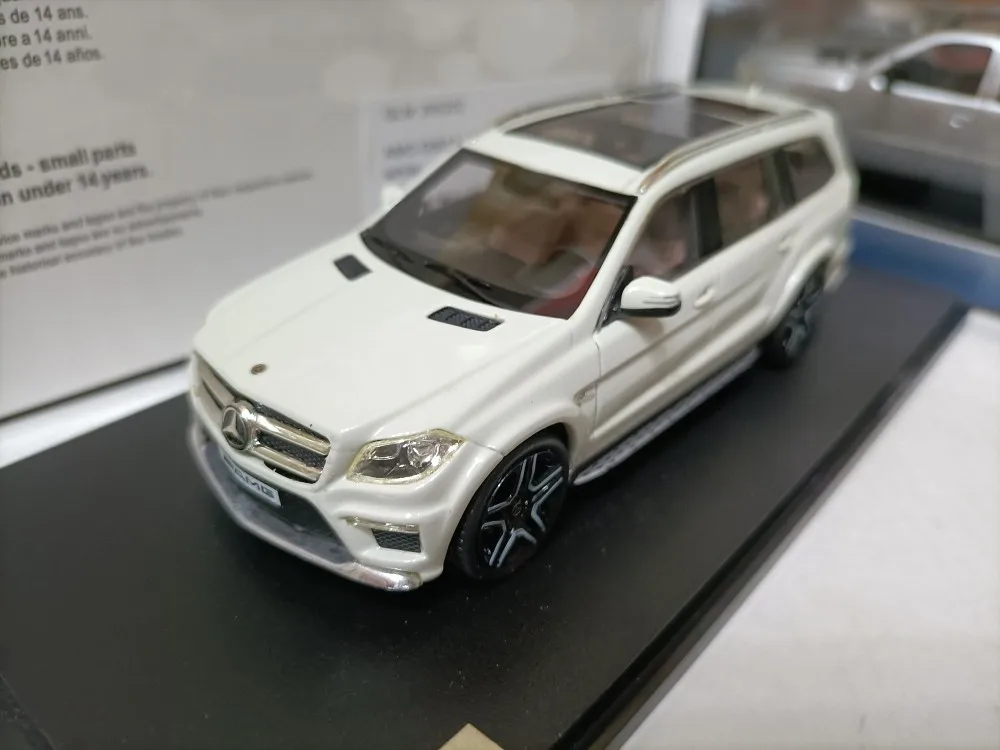 

Белое модифицированное внедорожное транспортное средство GLM 1/43 BENZ GL63 X166