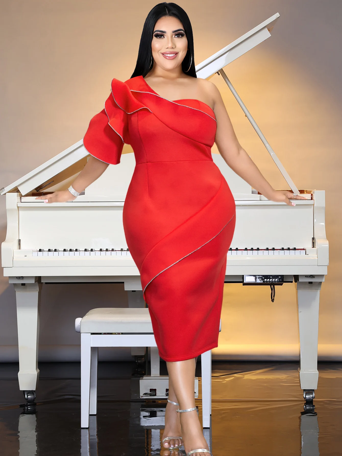 Женское платье-карандаш на одно плечо с коротким рукавом