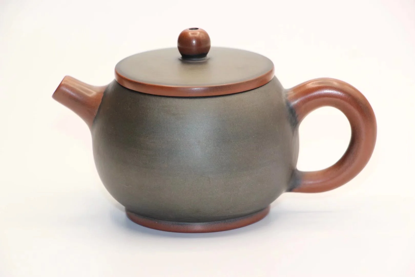 

Qin Zhou Ceramic Qinzhou Ni Xing Tao(No Yixing clay teapot) Two-tone barrel gold for puer oolong puer tea about 120ml