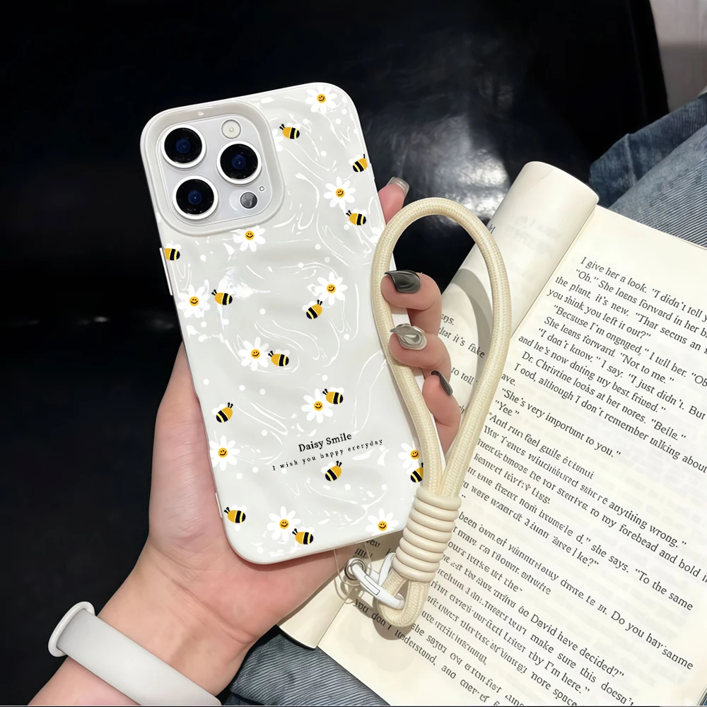 Фото Модный силиконовый чехол Fashion Bee Daisy Wrinkle для iPhone 17, 15, 13, 11, 12, 14, 16, 17 Pro Max, 14, 15, 16 Plus, 17 Air с ремешком №3