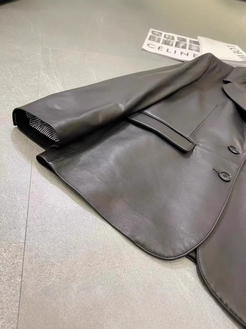 Тонкий женский пиджак из натуральной кожи с плоским лацканом