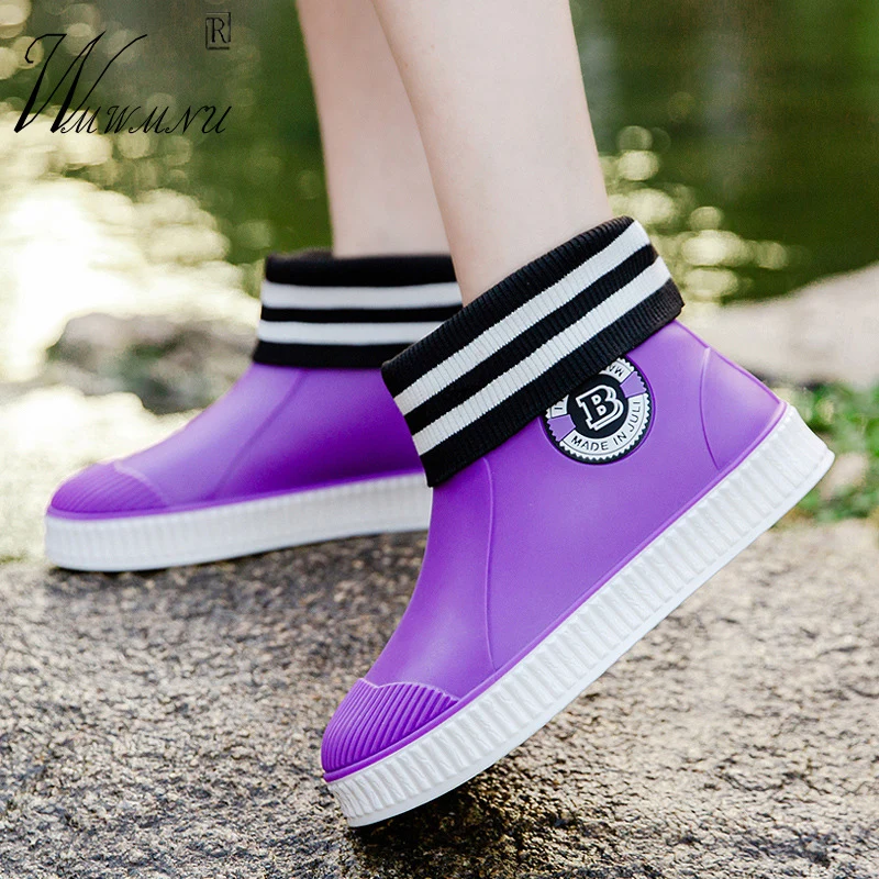 

Фиолетовые ПВХ водонепроницаемые резиновые сапоги без шнуровки зимние плюшевые Нескользящие дизайнерские женские дождевые сапоги круглы...