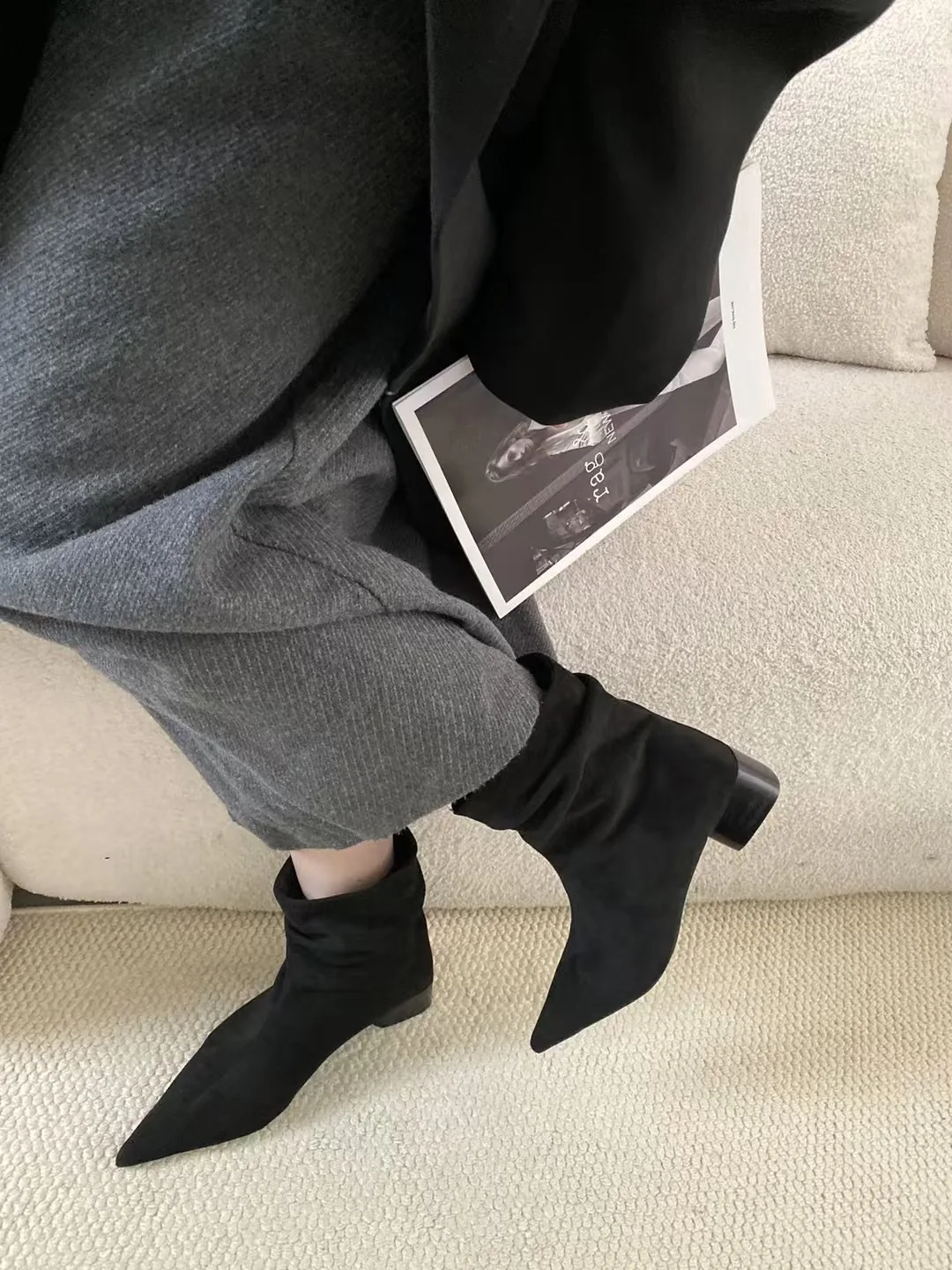 Женские ботильоны из флока с острым носком короткие ботинки на плоской подошве и