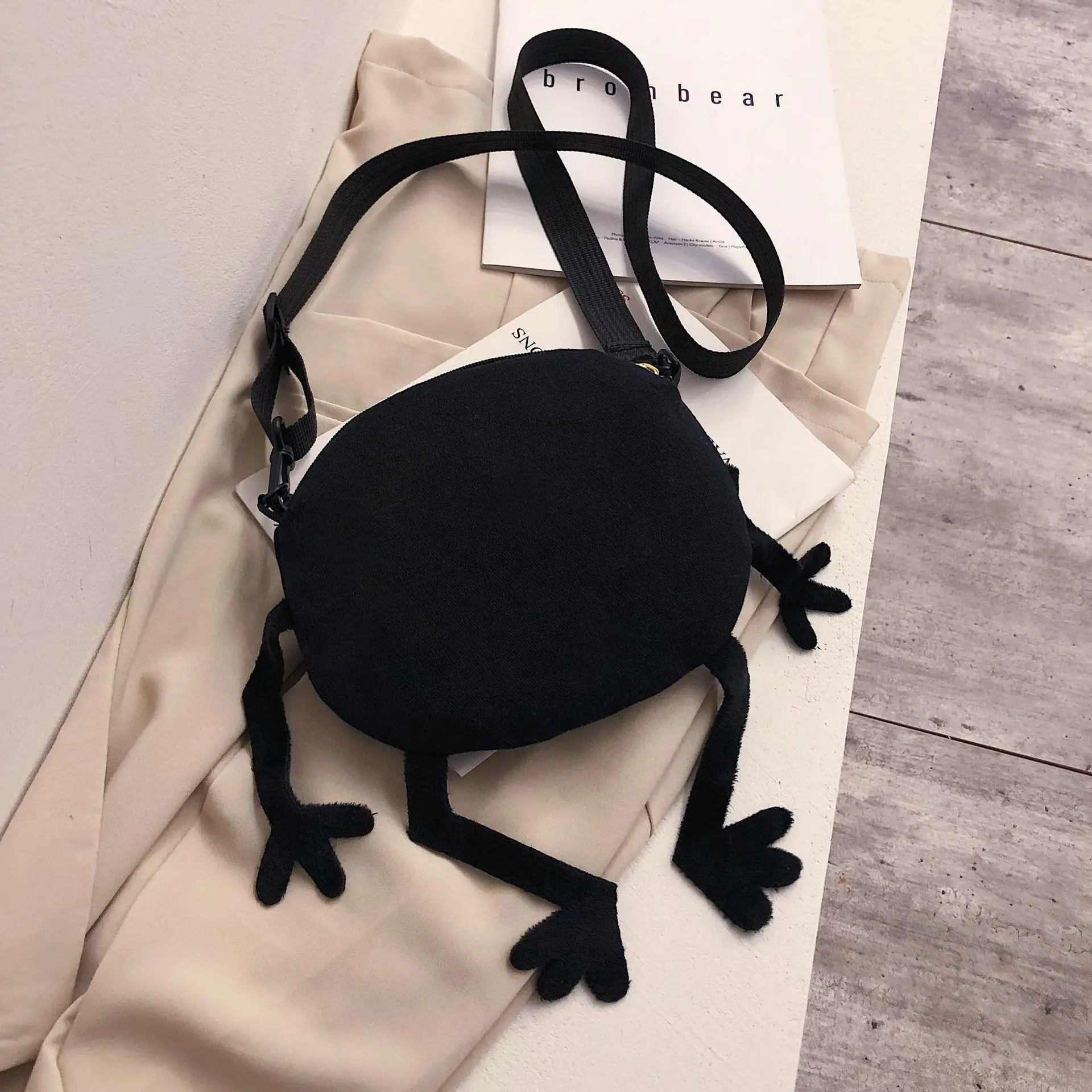 Female Crossbody Bag Fun Creative Canvas Shoulder Bag New Korean Fashion Girl Cute Messenger Bag Circular Cartoon Student  Bag