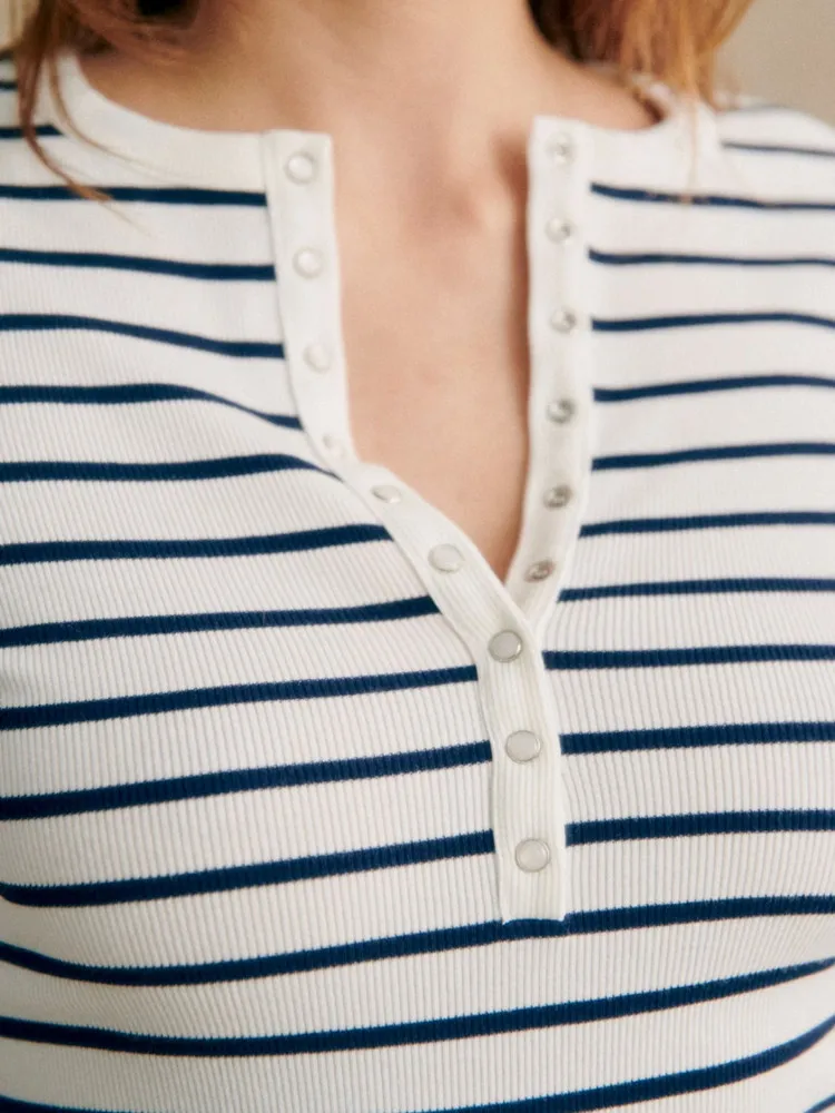 Женская облегающая футболка в полоску черная однобортная тянущаяся с длинным