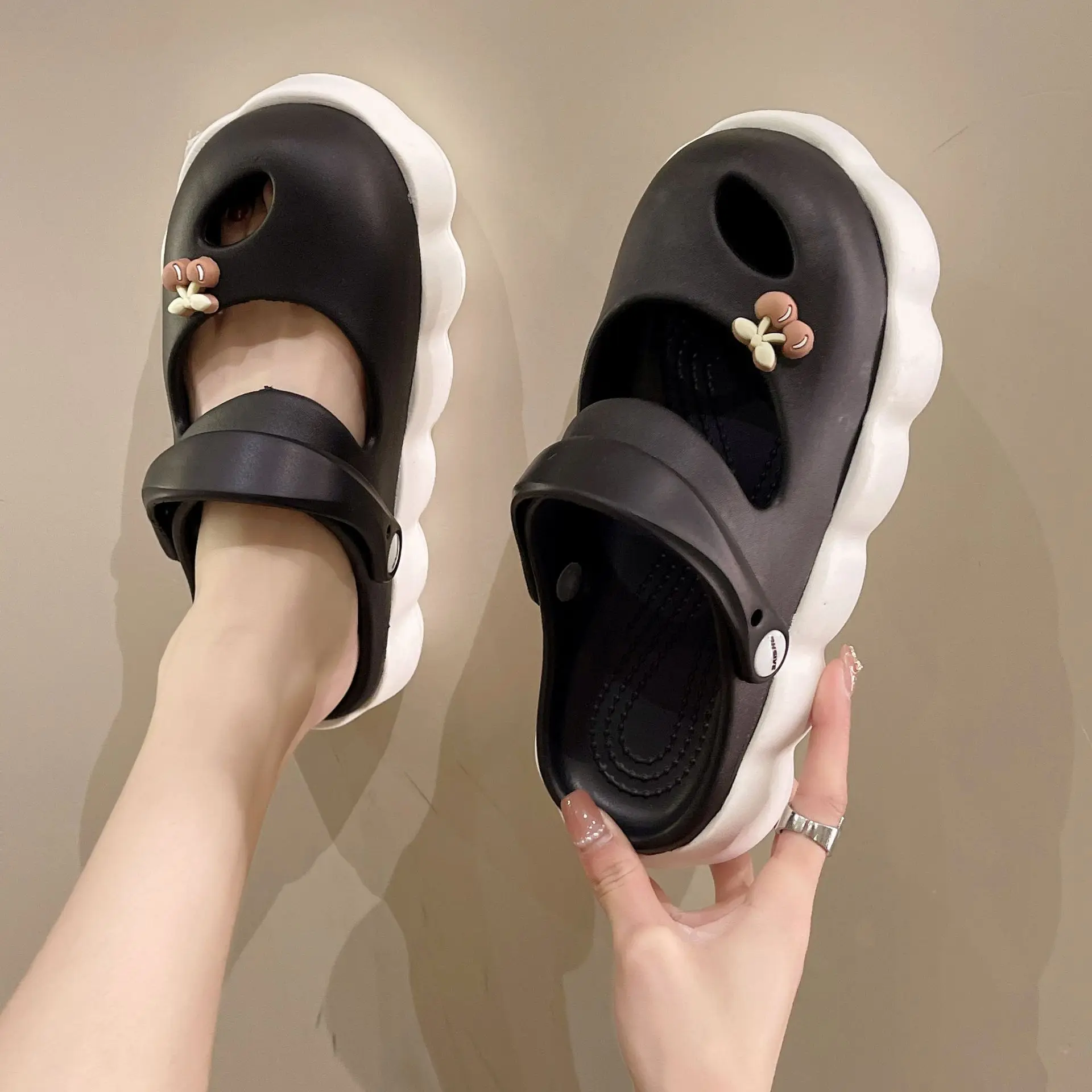 New Summer Outwear 2023 Two Color Thick Sole Feet Treading Feel Anti Slip Soft Sole Hole Shoes Cute and Sweet Home Slippers