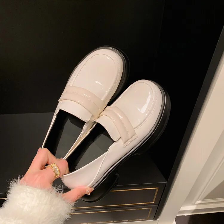 Женская обувь из лакированной кожи женские лоферы на высоком каблуке Осенняя