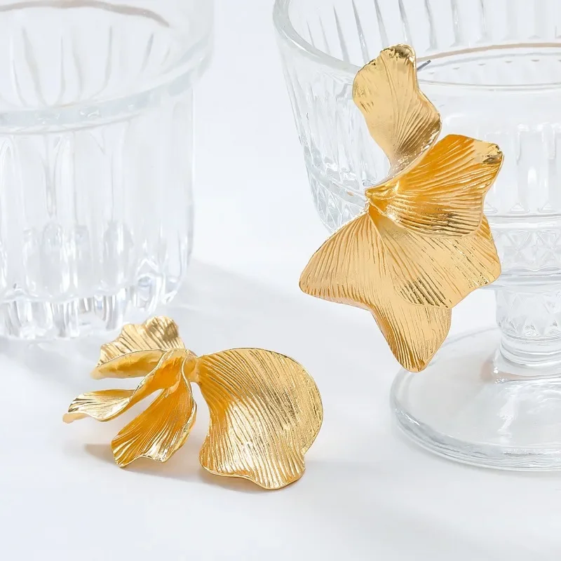 Женские металлические серьги-гвоздики в виде цветов