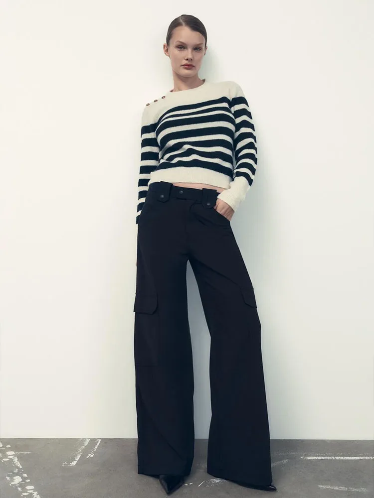 

2023 spring and autumn new hundred with women's gold row button round neck long-sleeved striped sweater knitwear
