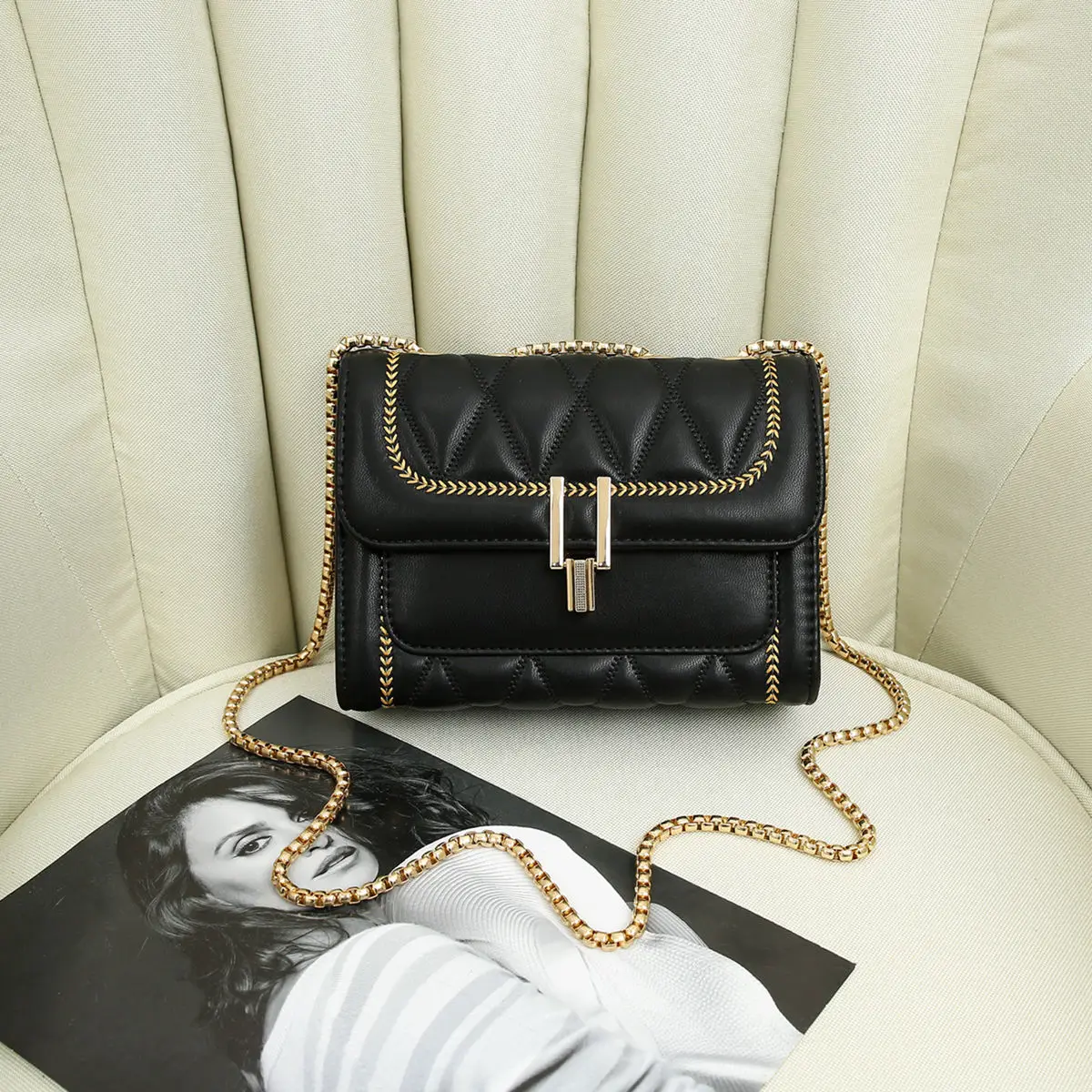 

Fashion versatile shoulder embroidery rhombic bag