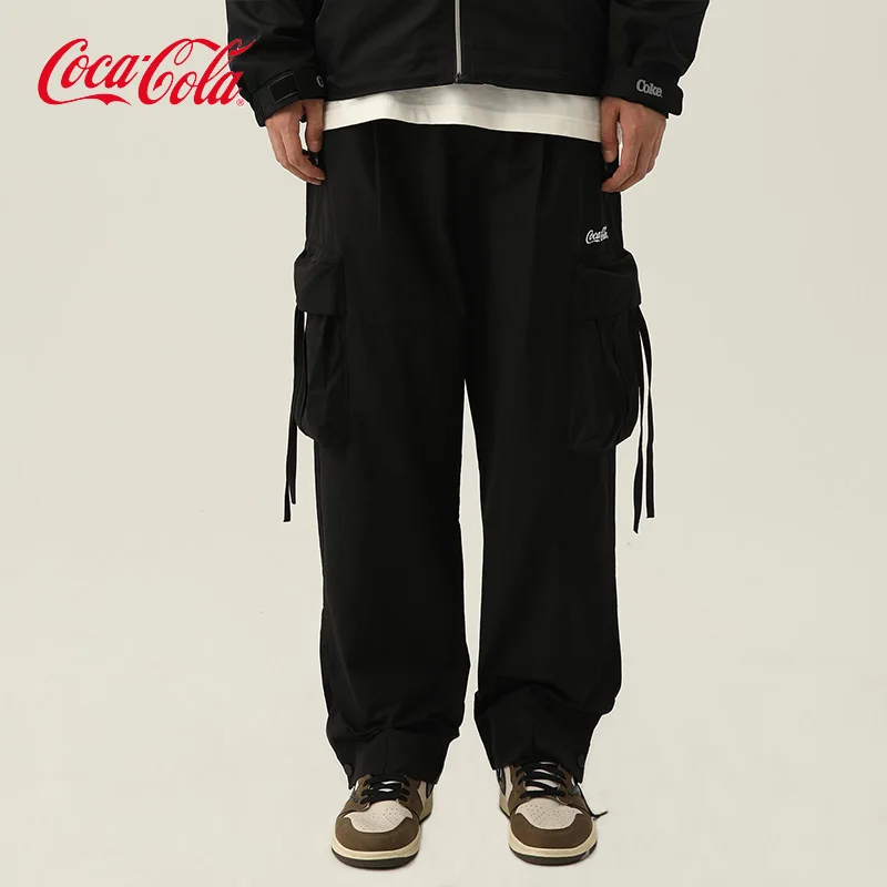 

Coca-Cola/ Coca-Cola Large-pocket, thigh-breasted, straight-leg simple cargo slacks are available for both men and women