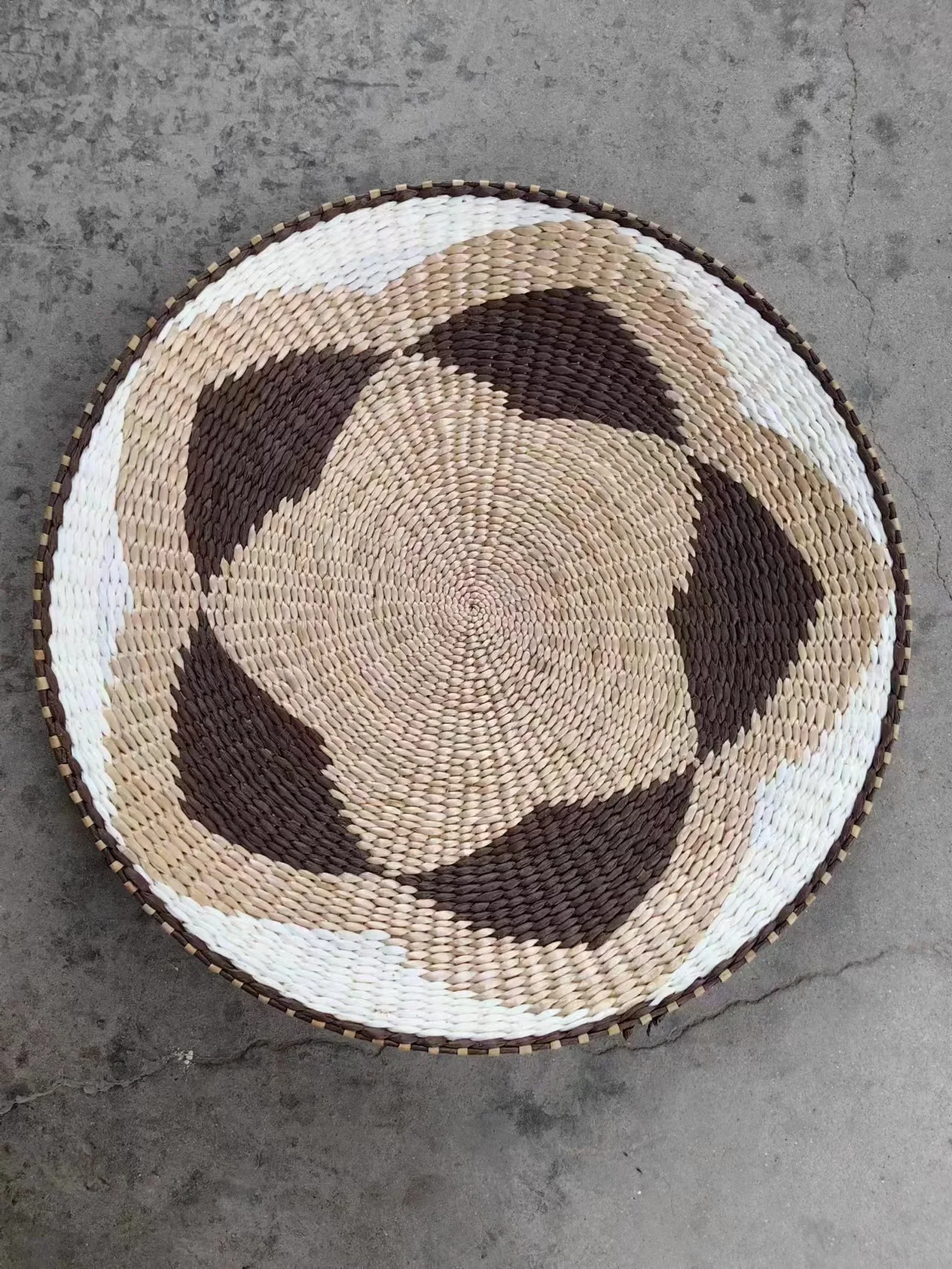 

Настенная корзина из лозы