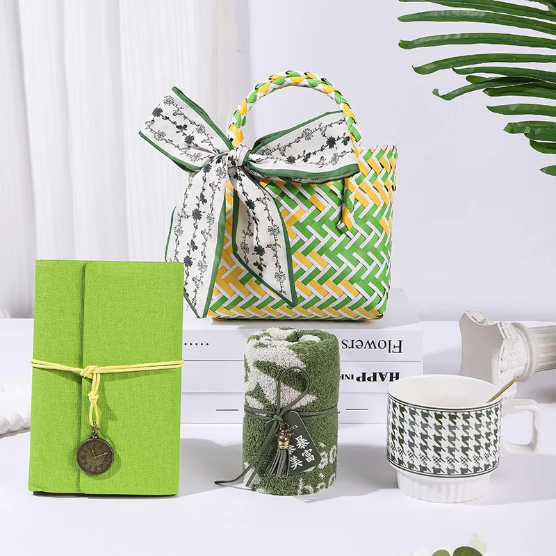 Подарочный набор зеленой тканой сумки. Чашка для воды полотенце веер подарочный