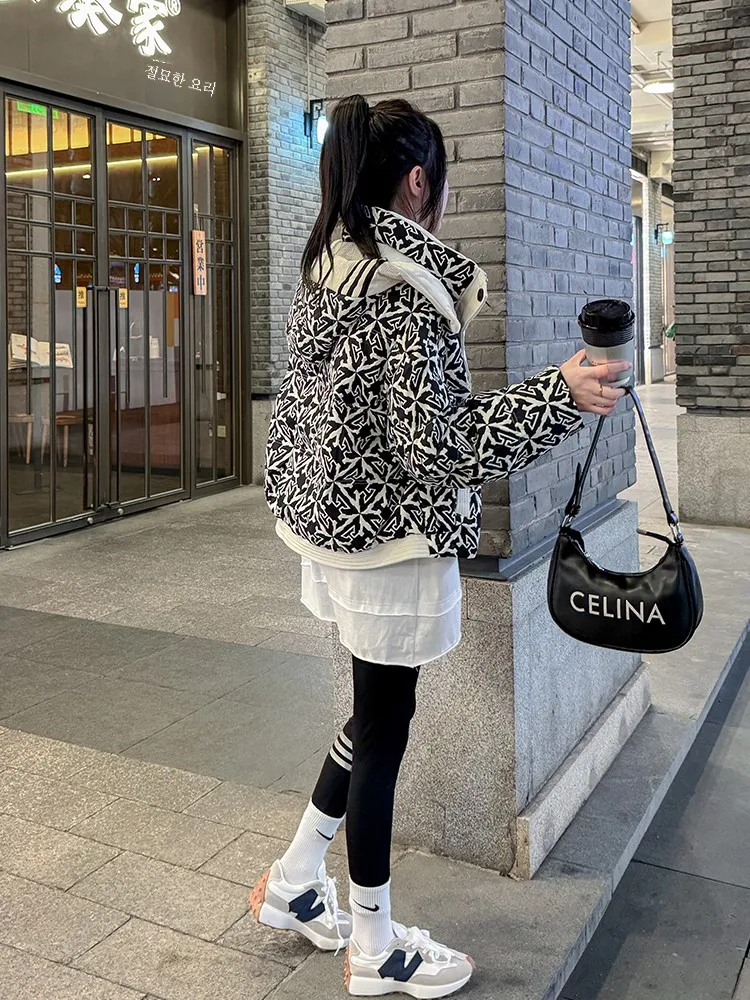 Маленький пуховик женский короткий 2024 зимняя новая мода капюшон с принтом белый