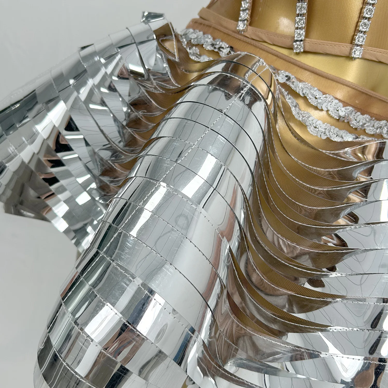 Мини-юбка с плотным корсетом комплект из 2 предметов серебряная глянцевая