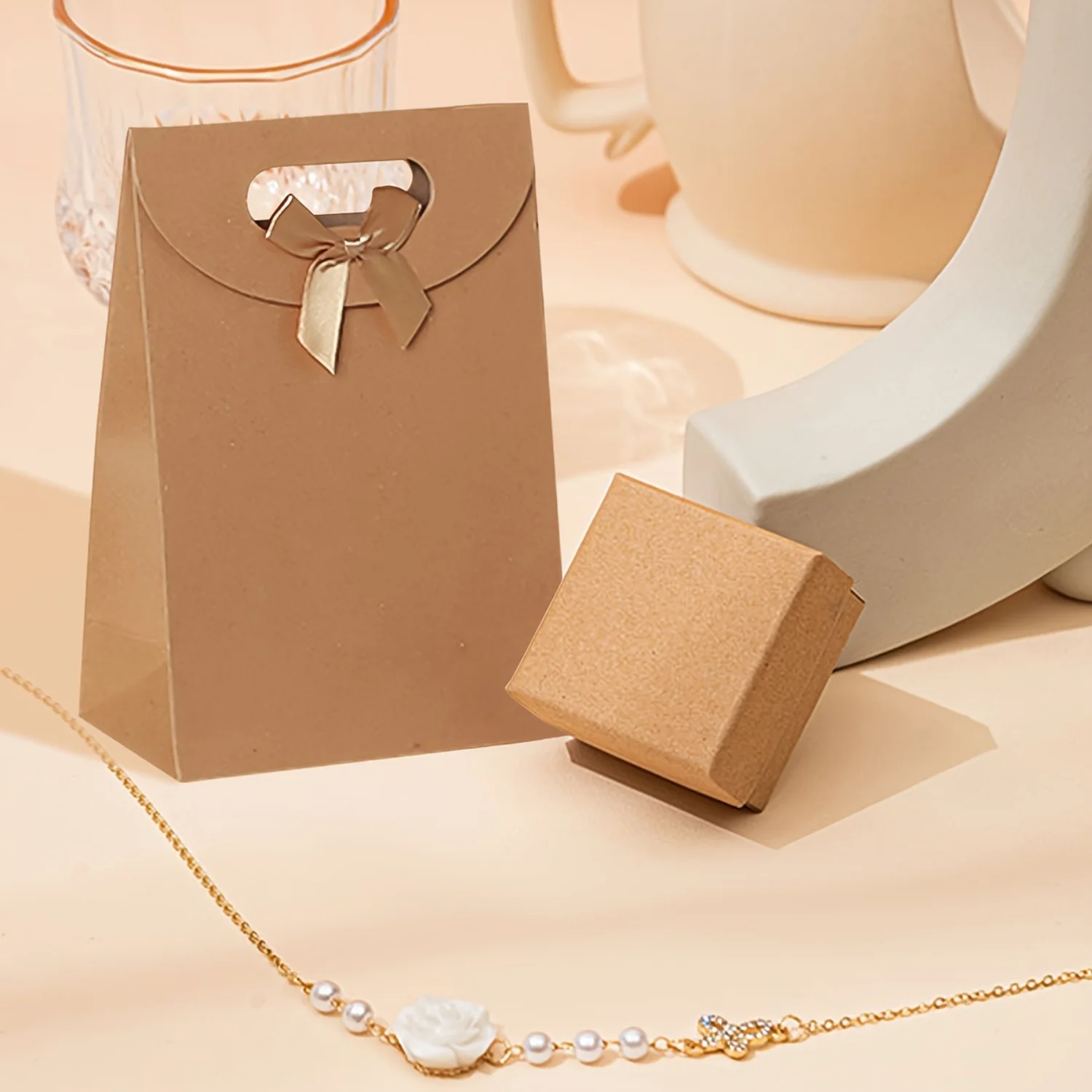 Элегантные коричневые подарочные пакеты из крафт-бумаги с бантиком идеально