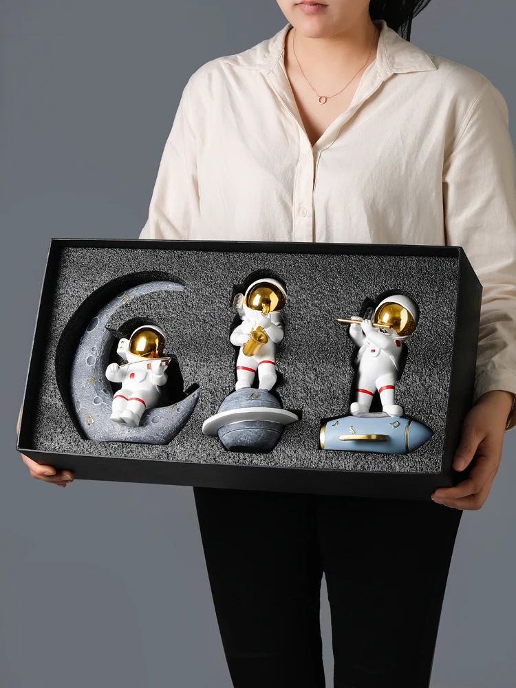 

Creative Resin Astronaut Planet Sculpture Ornament Children's Day Gift Art Character Model Astronaut Figurine Bedroom Decoration